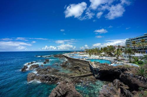 a view of the ocean and a resort at Tu apartamento en vacaciones in Puerto de la Cruz