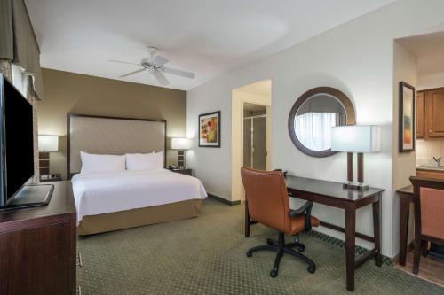 um quarto de hotel com uma cama e uma secretária com um computador em Homewood Suites by Hilton Philadelphia-Valley Forge em Audubon