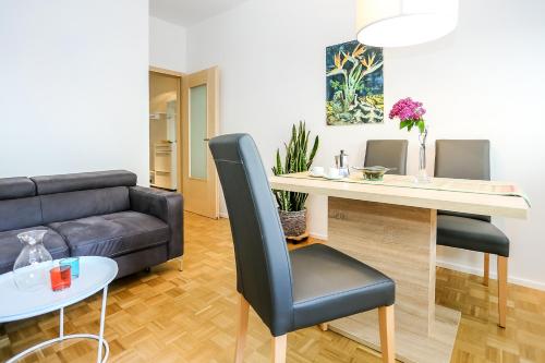 sala de estar con mesa y sofá en Andreas Hofer Residence, en Bolzano