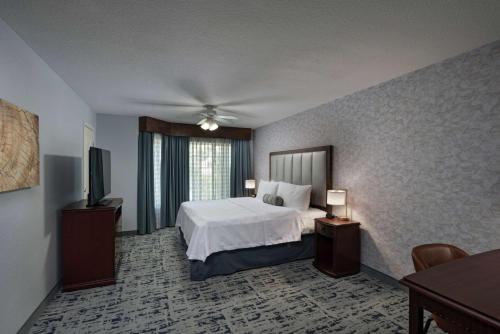 Habitación de hotel con cama y TV de pantalla plana. en Homewood Suites by Hilton Fort Collins en Fort Collins