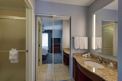 y baño con ducha, lavabo y espejo. en Homewood Suites by Hilton Fort Collins en Fort Collins