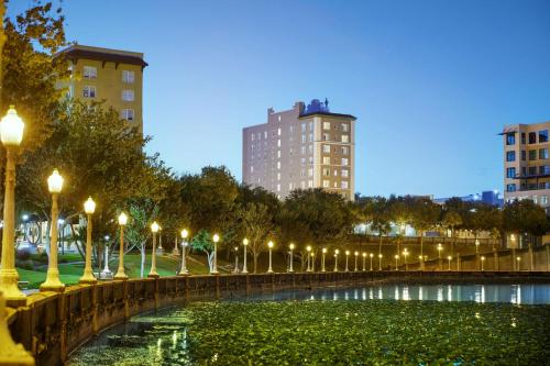 uma fila de luzes de rua num parque à noite em The Terrace Hotel Lakeland, Tapestry Collection by Hilton em Lakeland