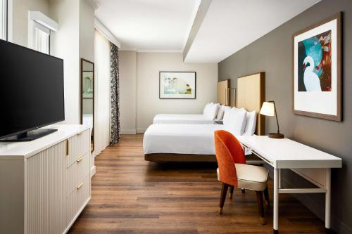 The Terrace Hotel Lakeland, Tapestry Collection by Hiltonにあるテレビまたはエンターテインメントセンター