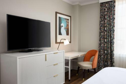 The Terrace Hotel Lakeland, Tapestry Collection by Hiltonにあるテレビまたはエンターテインメントセンター
