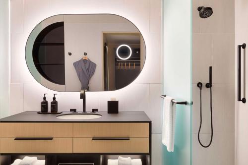 y baño con lavabo y espejo. en Canopy By Hilton Toronto Yorkville, en Toronto