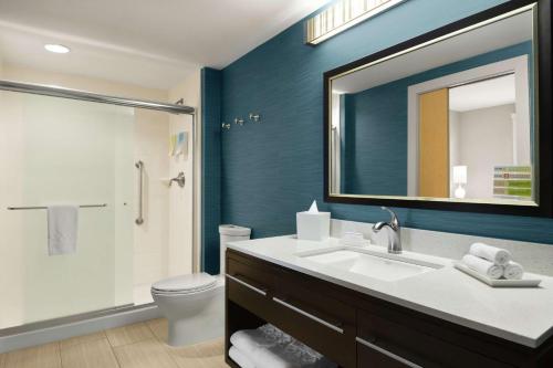 La salle de bains est pourvue d'un lavabo, de toilettes et d'un miroir. dans l'établissement Home2 Suites by Hilton Austin North/Near the Domain, TX, à Austin