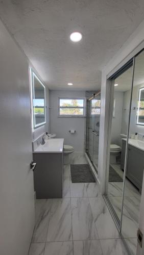 La salle de bains est pourvue d'un lavabo et d'une douche. dans l'établissement Modern Waterview House, à Hudson