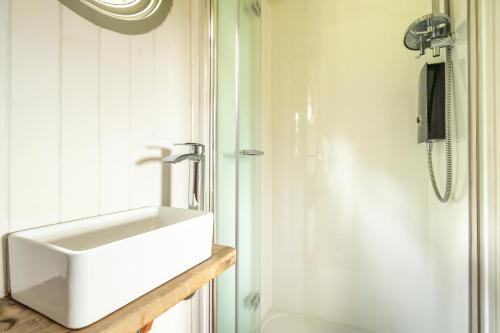 Koupelna v ubytování Tilbury Shepherd Huts with Hot Tubs Plus Holiday Cottages