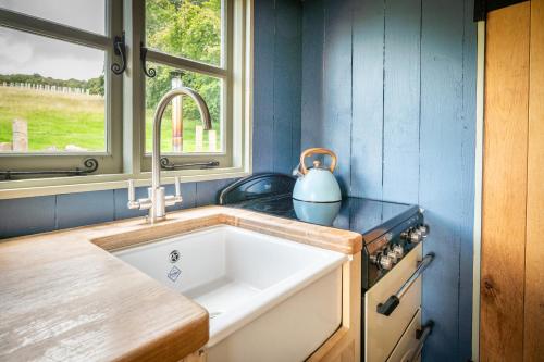 Fotografie z fotogalerie ubytování Tilbury Shepherd Huts with Hot Tubs Plus Holiday Cottages v destinaci West Bagborough