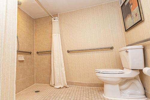 DoubleTree by Hilton Lafayetteにあるバスルーム