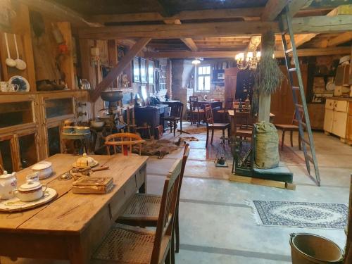 a dining room with a wooden table and chairs at Zur Alten Schmiede mit Museum in Rüstungen
