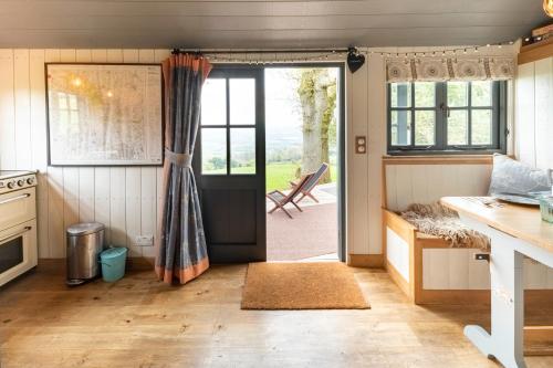 Fotografie z fotogalerie ubytování Tilbury Shepherd Huts with Hot Tubs Plus Holiday Cottages v destinaci West Bagborough