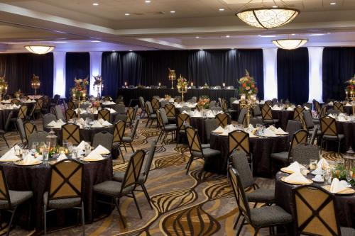 ラファイエットにあるDoubleTree by Hilton Lafayetteのテーブルと椅子のある宴会場、ボールルーム