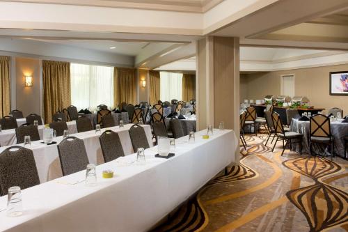 DoubleTree by Hilton Lafayetteにあるテレビまたはエンターテインメントセンター