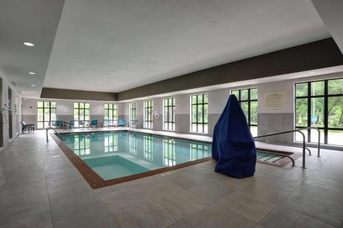 uma grande piscina num edifício em Hampton Inn & Suites Ardmore em Ardmore