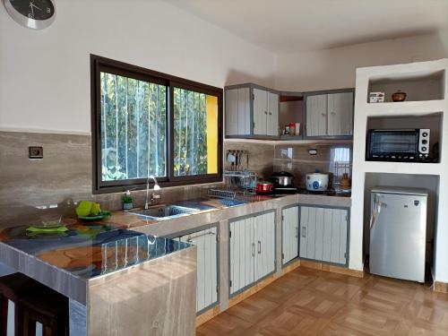 Η κουζίνα ή μικρή κουζίνα στο Maison d'hôtes Akany Fifaliana