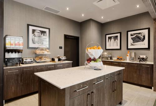 Кухня или мини-кухня в Hampton Inn & Suites by Hilton Quebec City Levis
