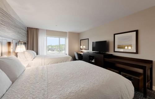 Кровать или кровати в номере Hampton Inn & Suites by Hilton Quebec City Levis