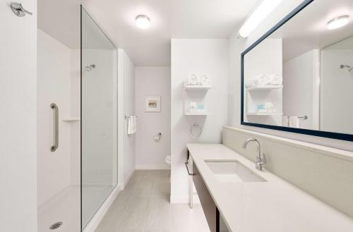 Kylpyhuone majoituspaikassa Hampton Inn & Suites By Hilton Quebec City /Saint-Romuald