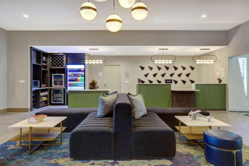 uma grande sala de estar com um sofá e mesas em Doubletree By Hilton Palmdale, Ca em Palmdale