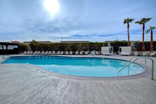 Piscina en o cerca de Doubletree By Hilton Palmdale, Ca
