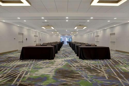 Zona business o sala de conferencias en Doubletree By Hilton Palmdale, Ca