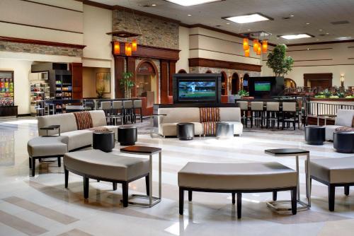 Posezení v ubytování DoubleTree by Hilton Dearborn