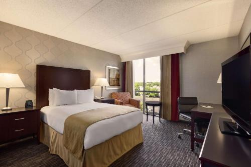 Postel nebo postele na pokoji v ubytování DoubleTree by Hilton Dearborn