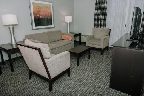 TV a/nebo společenská místnost v ubytování DoubleTree by Hilton Dearborn