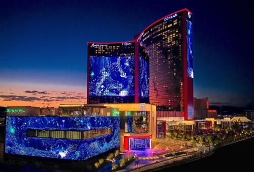 Las Vegas Hilton At Resorts World في لاس فيغاس: مبنى عليه انوار زرقاء