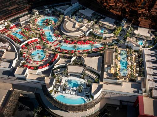 eine Luftansicht des Pools auf einem Kreuzfahrtschiff in der Unterkunft Las Vegas Hilton At Resorts World in Las Vegas