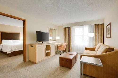 a hotel room with a bed and a television at Hampton Inn & Suites Cleveland-Independence in Independence