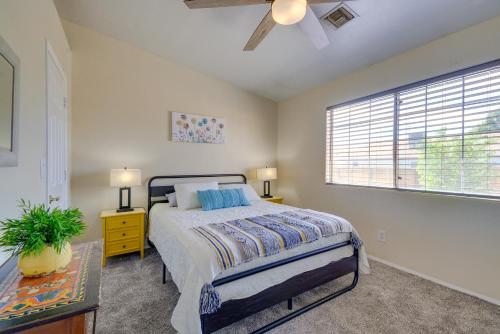プレスコット・バレーにあるPrescott Valley Retreat with Hot Tub and Kayaksのベッドと天井扇風機のある寝室