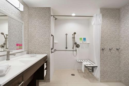 y baño con ducha, lavabo y aseo. en Home2 Suites By Hilton Harrisburg, en Harrisburg