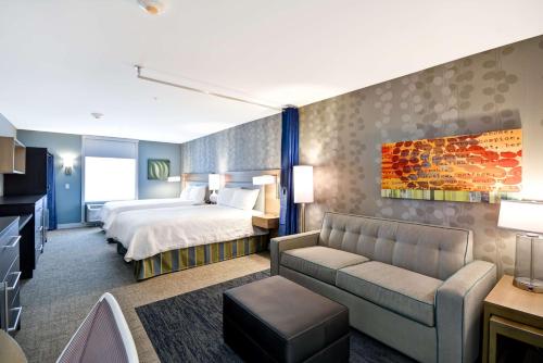een hotelkamer met een bed en een bank bij Home 2 Suites By Hilton Jackson in Jackson