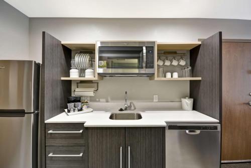 Η κουζίνα ή μικρή κουζίνα στο Home 2 Suites By Hilton Jackson
