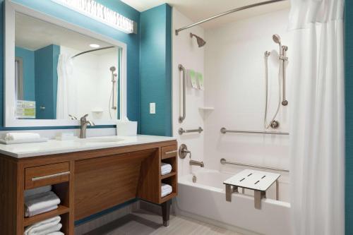y baño con lavabo, bañera y ducha. en Home2 Suites by Hilton Salt Lake City-East en Salt Lake City