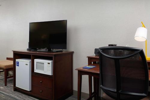 Televisyen dan/atau pusat hiburan di Hampton Inn Helena