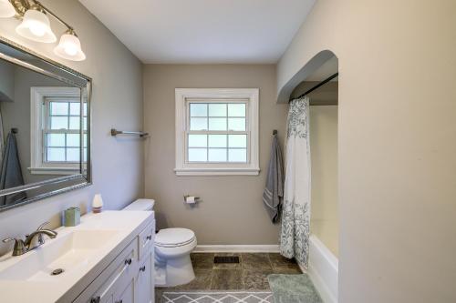 Et badeværelse på 4 Mi to Dtwn Knoxville Extended Stay Family Home