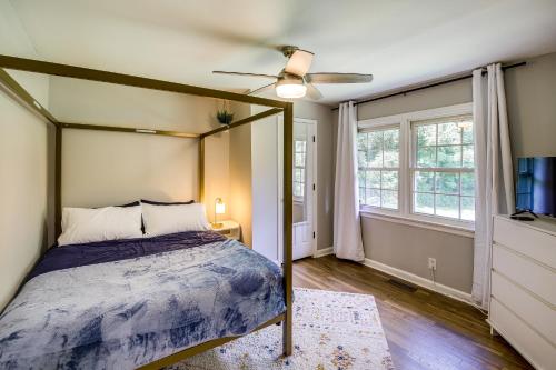 En eller flere senge i et værelse på 4 Mi to Dtwn Knoxville Extended Stay Family Home