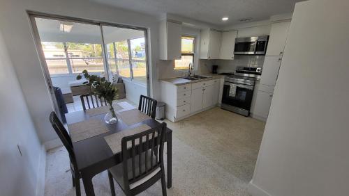 una cucina con tavolo e sedie e una sala da pranzo di Modern Waterview House a Hudson