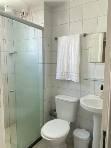 a bathroom with a toilet and a sink at Apartamento em Aracaju a 5 minutos da praia in Aracaju