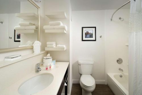 Baño blanco con lavabo y aseo en Hampton Inn Rochester Greece, en Rochester