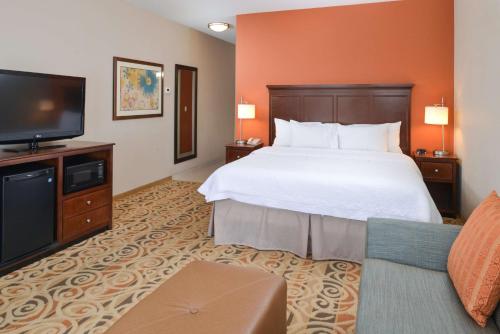 Tempat tidur dalam kamar di Hampton Inn & Suites - Ocala