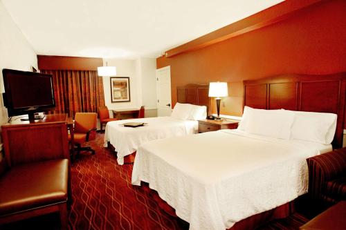 Habitación de hotel con 2 camas y TV de pantalla plana. en Hampton Inn Salt Lake City-North en Woods Cross