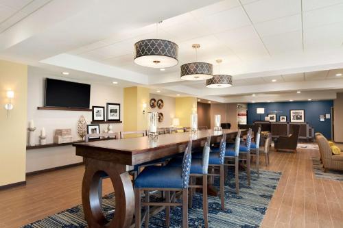 Μια τηλεόραση ή/και κέντρο ψυχαγωγίας στο Hampton Inn by Hilton Kennewick at Southridge