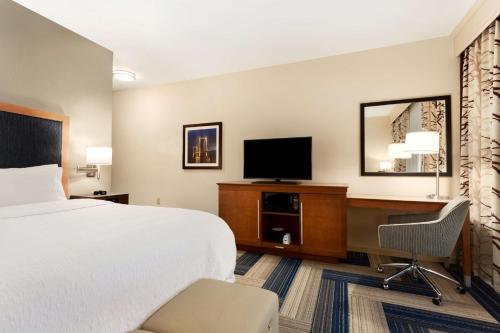 Μια τηλεόραση ή/και κέντρο ψυχαγωγίας στο Hampton Inn by Hilton Kennewick at Southridge