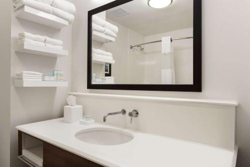 Ένα μπάνιο στο Hampton Inn by Hilton Kennewick at Southridge