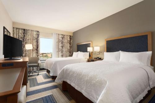 Hampton Inn by Hilton Kennewick at Southridge في كينويك: غرفة فندقية بسريرين وتلفزيون بشاشة مسطحة