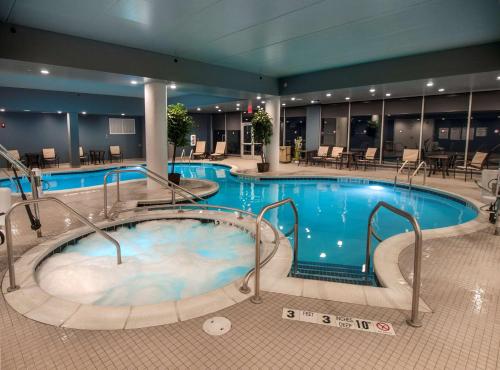 une grande piscine avec un bain à remous dans l'établissement DoubleTree by Hilton Hotel Niagara Falls New York, à Niagara Falls